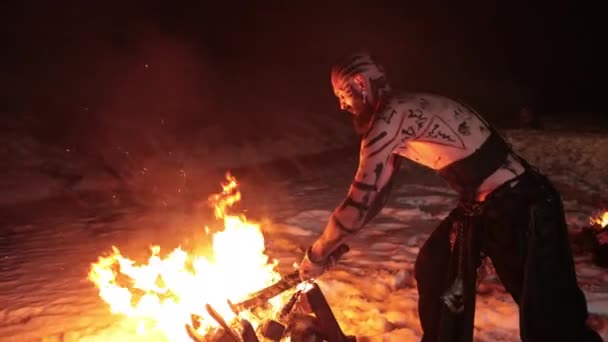 Kwade agressieve viking krijger in noordelijke tatoeages kale romp zet vuur zwaarden — Stockvideo