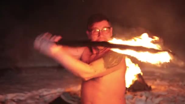 Μάχη κακό επιθετικό Βίκινγκ πολεμιστής στο βόρειο τατουάζ καύση σπαθιά φωτιά — Αρχείο Βίντεο