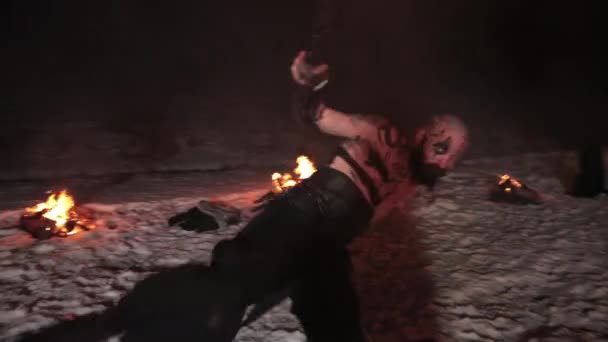 Bataille guerrier viking agressif maléfique dans les tatouages du nord brûlant des épées de feu — Video