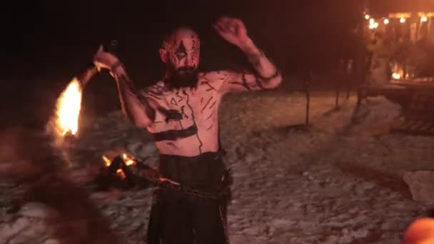 Battle evil aggressive viking warrior in northern tattoos burning fire swords — Stock Video