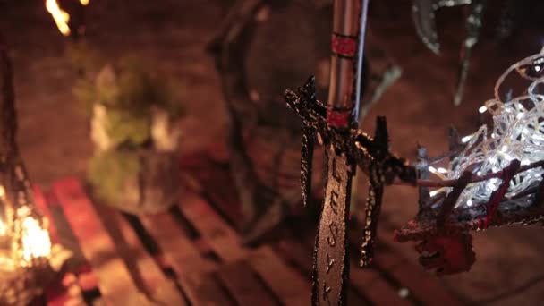 Személyre szabott kard közelkép. Mystical szimbólumok és fegyverek északi vad viking — Stock videók