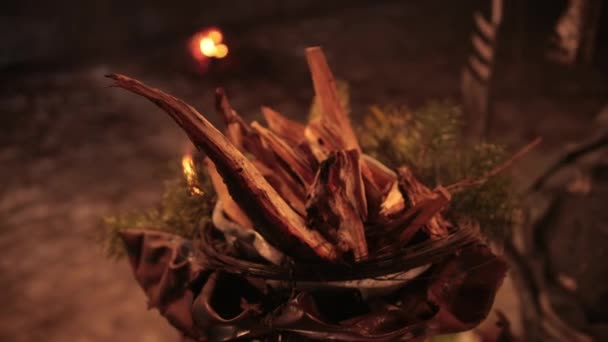 나무가 죽 과 소나타 가지로 만든 희생 제물을 위한 장소. 신비적 인 상징물 — 비디오