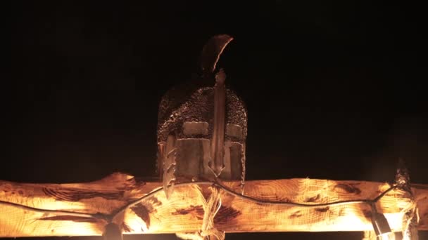 Casco de batalla para una valiente lucha contra el enemigo defendiendo al vikingo. Pedestal — Vídeo de stock