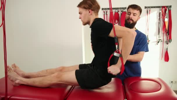 Physiotherapeut bei der Rückenbehandlung des Patienten im Physiotherapieraum. — Stockvideo