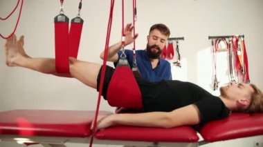 Manüel, fizyoterapi ve kinesio terapi teknikleri erkek fizyoterapist tarafından uygulanır..