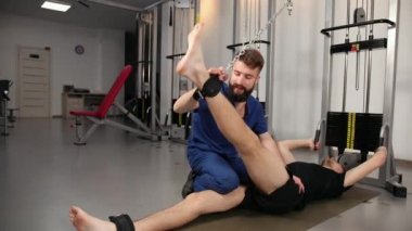 Rehabilitasyon terapisi. Canlandırmada çalışan profesyonel erkek terapist.
