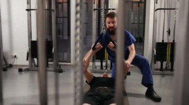 Klinikte fizyoterapi seansında egzersiz yapan hasta. Doktor hasta.