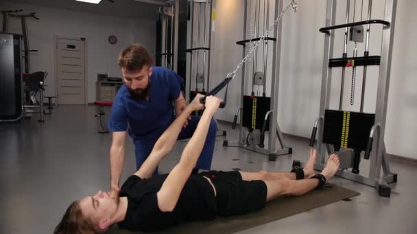 Patiënt doet oefeningen tijdens fysiotherapie sessie in de kliniek. Dokterziekte — Stockvideo