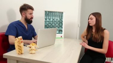 Ziyaretteki hastaya danışmanlık yapıyorum. Hastanede doktor fizyoterapistle konuşuyorum..