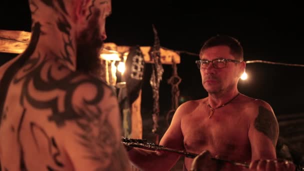 Ondskefulla aggressiva vikingakrigare i norra tatueringar bar överkropp med en europeisk — Stockvideo