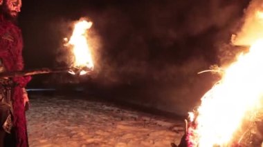Meşaleli Viking şenlik ateşi. Ateşin yanında tehlikeli görünen vahşi erkek savaşçı..