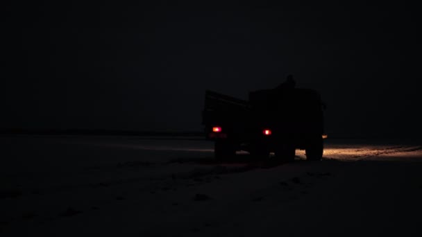 Nacht, weinig licht, moeras, sneeuw. Retro vrachtwagen, oude sovjet militaire vrachtwagen wereldoorlog — Stockvideo