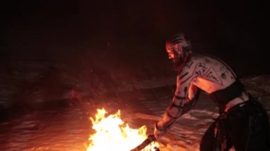 Kuzeydeki dövmeli kötü saldırgan Viking savaşçısı gövdesini ateşe verdi.
