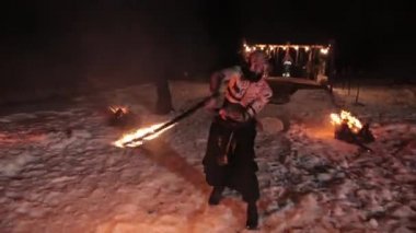 Kuzey dövmeli saldırgan Viking savaşçısıyla savaşın. Ateş kılıçlarını yakın.