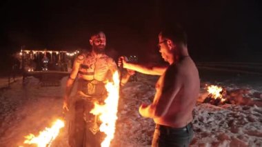 Kuzey dövmeli saldırgan Viking savaşçısıyla savaşın. Ateş kılıçlarını yakın.