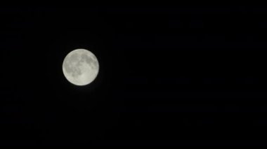 Ay siyah arka planda parlıyor. Ay, gezegenin yörüngesinde dönen astronomik bir cisimdir.