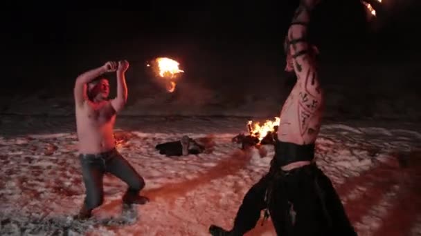 Bitva zlo agresivní Viking bojovník v severním tetování hořící požární meče — Stock video