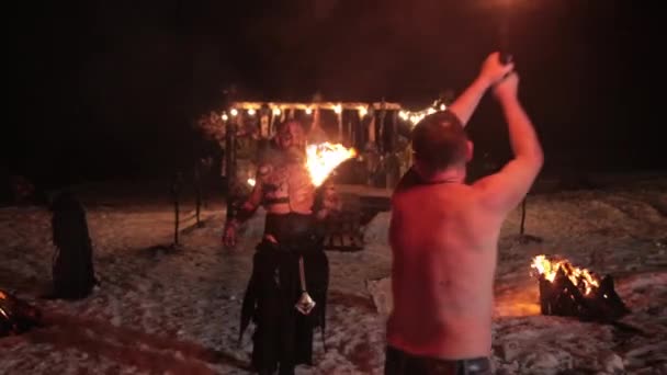 Kampf dem bösen aggressiven Wikinger-Krieger in nördlichen Tätowierungen, der Feuerschwerter verbrennt — Stockvideo