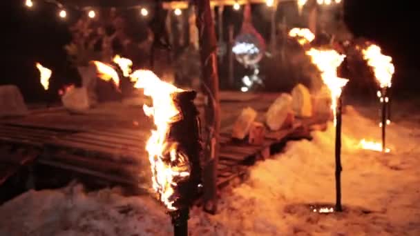 Pochodnie płoną jasnym ogniem. Mistyczne symbole broni północnego dzikiego wikinga — Wideo stockowe