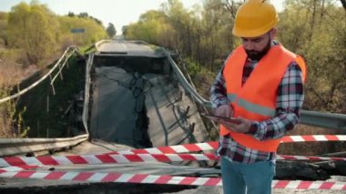 Yıkılan yol köprüsünü doğal bir felaket olarak görmek. Köprü.