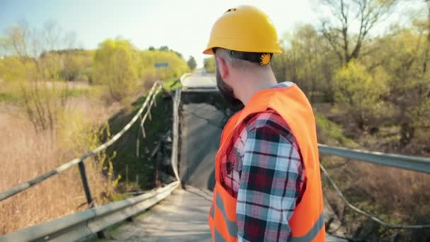 キャンバスの破壊、橋の構造物の崩壊。ハードハット監査のエンジニア — ストック動画