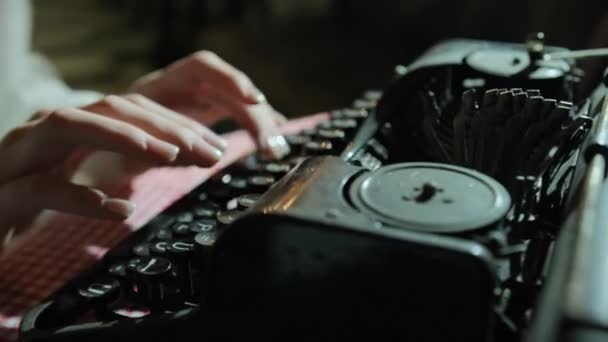 Sekretær ved den gamle skrivemaskinen. Forretningsbegreper. Retro! Pensive hender som skriver – stockvideo