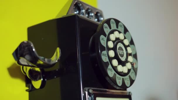 Um telefone antigo pulverizado. Não é usado há muito tempo. Uma antiga cabine pública. paga recolhas — Vídeo de Stock