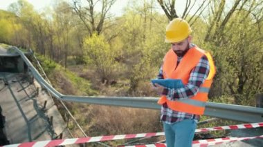 Beton köprü hasar gördü. Sel yüzünden. Orman yolunda hasar gören köprü.