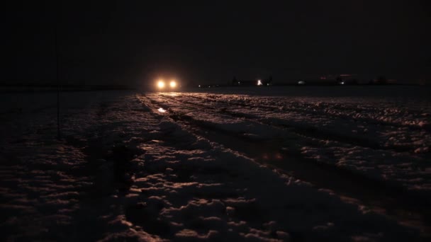 Nacht, weinig licht, moeras, sneeuw. Retro vrachtwagen, oude sovjet militaire vrachtwagen wereldoorlog — Stockvideo