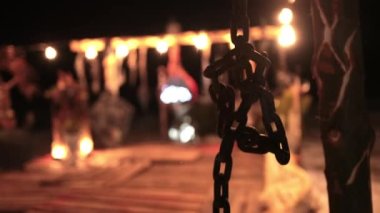 Metal zincir önden sarkıyor. Rakipler arasındaki dövüş için yayalar, ritüel