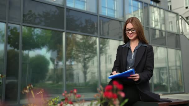 Agreement signing, business concept. Beautiful young self-employed woman — Stock Video