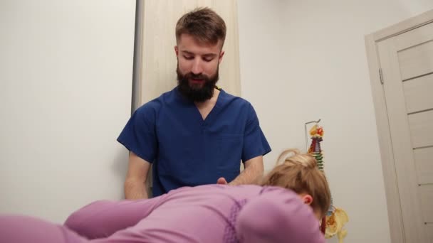 Chiropraktické úpravy. Žena trpící bolestí krku. Profesionální masáž — Stock video