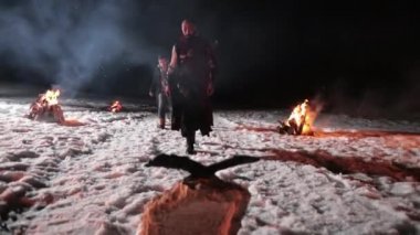 Viking savaşçısı çarpışma başlatmak için rakipleriyle çapraz kılıçlara yönelir. silah