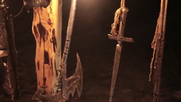 Stridsrustning, viking knivar. Piedestal slåss mellan motståndare, ritual — Stockvideo