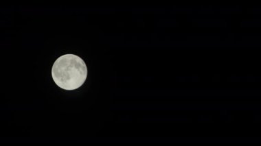 Ay siyah arka planda parlıyor. Ay, gezegenin yörüngesinde dönen astronomik bir cisimdir.