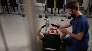 Klinikte fizyoterapi seansında egzersiz yapan hasta. Doktor hasta.