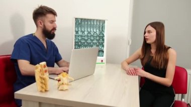 Kadın dinleyen bir tıp çalışanı, terapist, çocuk doktoru.