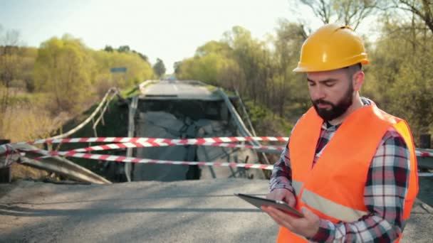 Utsikt över den förstörda vägbron som konsekvenser av en naturkatastrof. Bryggan. — Stockvideo