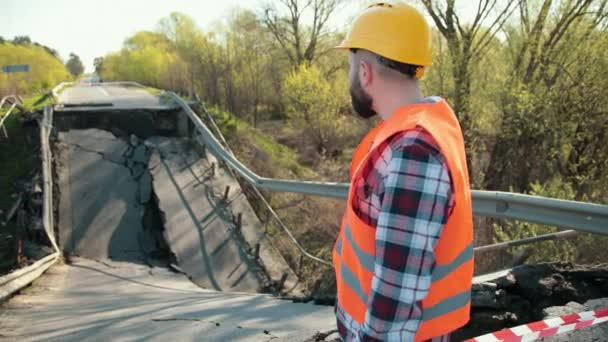 Vista del puente de carretera destruido como consecuencias de un desastre natural. Puente — Vídeos de Stock