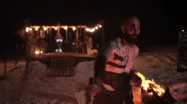 Kuzey dövmeli saldırgan Viking savaşçısıyla savaşın. Ateş kılıçlarını yakın.