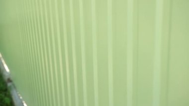 Açık yeşil metal plaka. Taraf tutmak. Kusursuz yüzeyli galvanize çelik. Sanayi