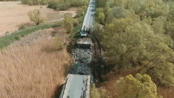 Colapso de la carretera, automóvil puente excavadora hidráulica aplasta losas de hormigón. — Vídeo de stock