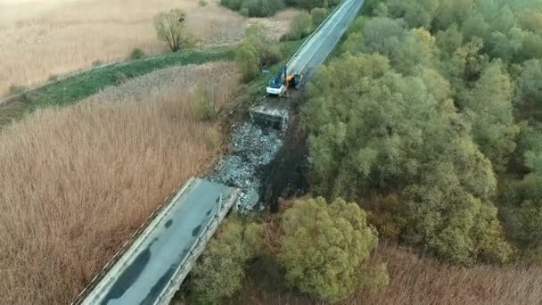 交通崩溃。道路建筑工地、破碎沥青、沥青层道路 — 图库视频影像