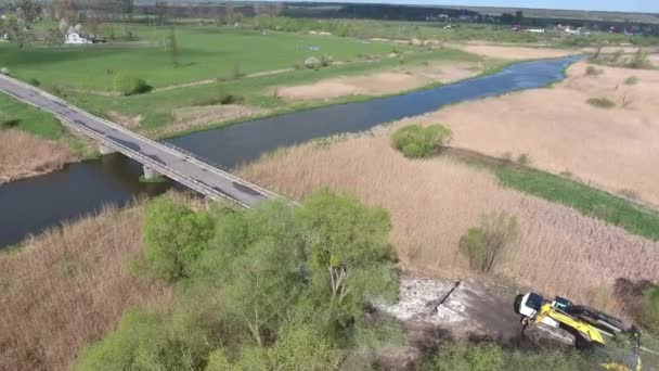 Väg kollaps, bil bro grävmaskin hydrauliska krossar betong plattor. — Stockvideo