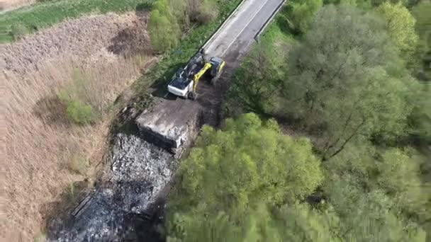 Colapso de la carretera, automóvil puente excavadora hidráulica aplasta losas de hormigón. — Vídeo de stock