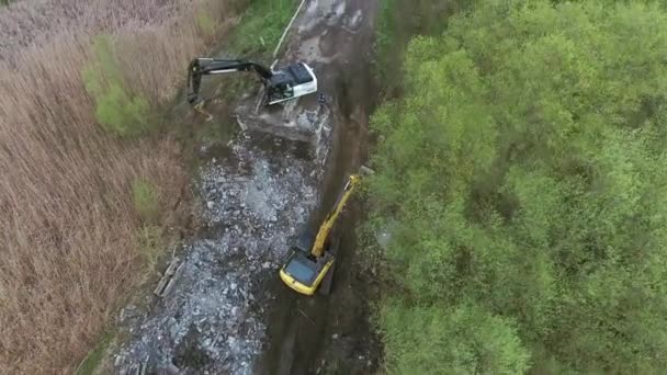 무너진 다리, 강에서 굴착기 굴착기 가 도로를 파괴하는 모습 — 비디오