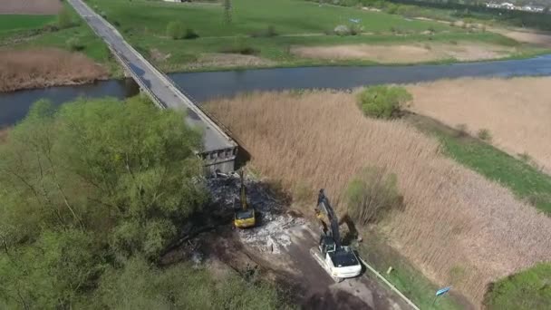 Kolaps silnice, automobilový most bagr hydraulické drtí betonové desky. — Stock video