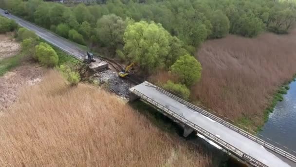 Yol çökmesi, otomobil köprüsü kazısı hidrolik beton levhaları ezdi. — Stok video