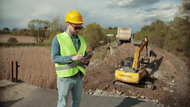 Ingénieur travaillant sur la construction routière, poutre en acier, âme installée sur le pont — Video