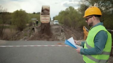 Doğal afet sonucu yıkılmış köprü çökmesi. Tamir işi